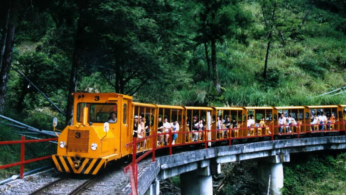 太平山蹦蹦車(蹦蹦車行駛於軌道)