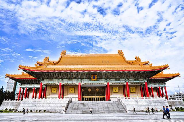 國家兩廳院(兩廳院藍天_高讚賢攝)