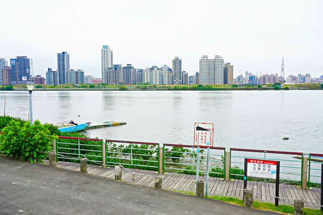 福安河濱公園(可以騎乘腳踏車欣賞河邊美景(圖片來源:臺北市政府觀光傳播局))