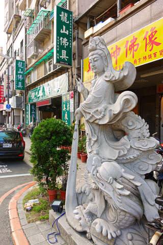 西園路_佛具街(西園路-佛具街道神像一景-攝影/劉佳雯)