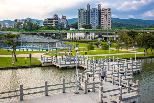 大湖公園(橋面九曲十三彎,曲折迂迴,因此叫九曲橋)