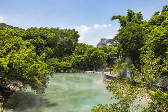 地熱谷_地獄谷_鬼湖(湖周邊綠樹環繞，彷彿身在大自然中(圖片來源：臺北市政府觀光傳播局))