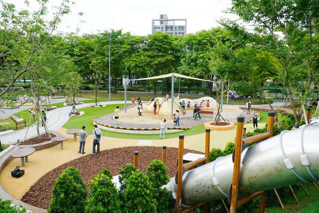 中央藝文公園_華山大草原遊戲場(華山大草原遊戲場俯瞰_許宜容攝)