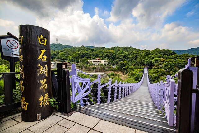 白石湖吊橋(站在橋頭更能感受到吊橋的雄偉)