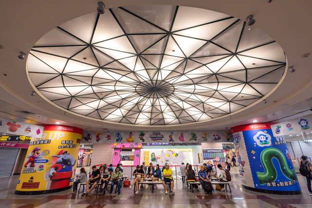 台北地下街(地下街大廳的天窗設計別具特色)