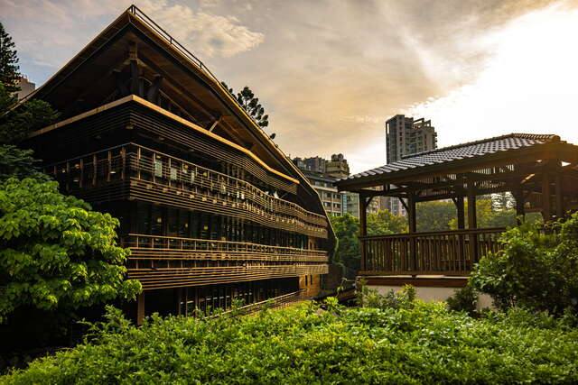 臺北市立圖書館北投分館(原木建築的圖書館帶給人一種復古感)