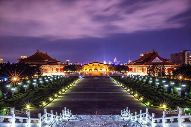 國立中正紀念堂(夜晚點起燈的園區氣質非凡)