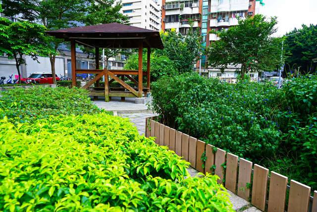 松錦公園(松錦1號公園-涼亭與植栽_高讚賢攝)