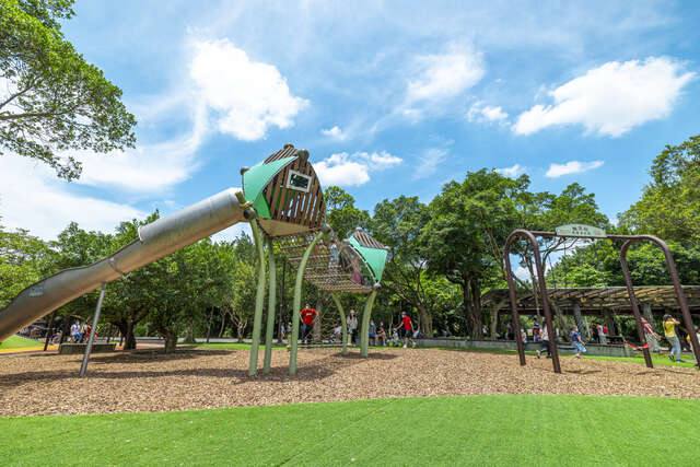 南港公園(融合各種動物而創造出的遊樂設施(圖片來源：臺北市政府觀光傳播局))