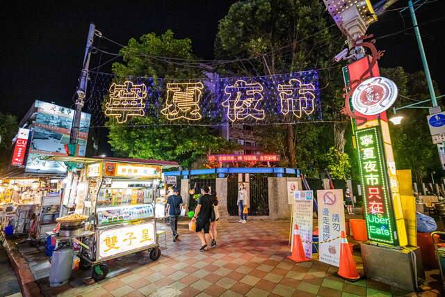 寧夏觀光夜市(寧夏夜市入口LED燈吸引觀光客的目光)