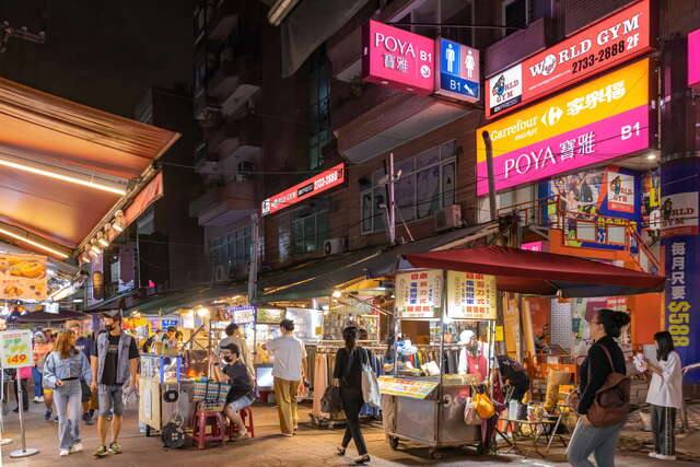 臨江街觀光夜市(民眾在臨江街夜市逛街、購買小吃)