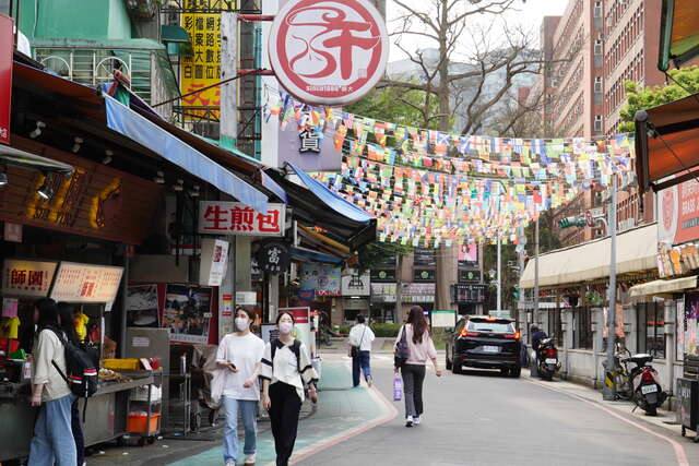 師大龍泉商圈(逛街的民眾(圖片來源：臺北市政府觀光傳播局))