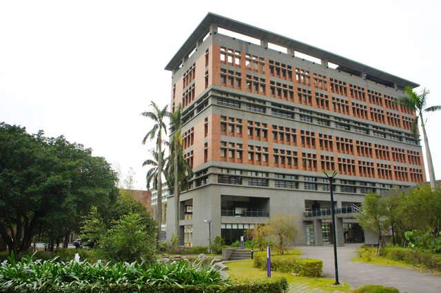 國立臺灣大學法律學院(台大霖澤館法學院_高讚賢攝)