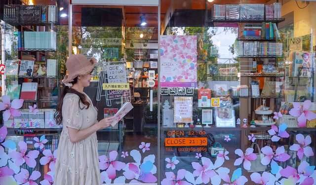 ｢花現台北杜鵑花季｣ 溫羅汀咖啡街區巷弄(溫羅汀咖啡街區巷弄-文青書坊(圖片來源：觀光傳播局))