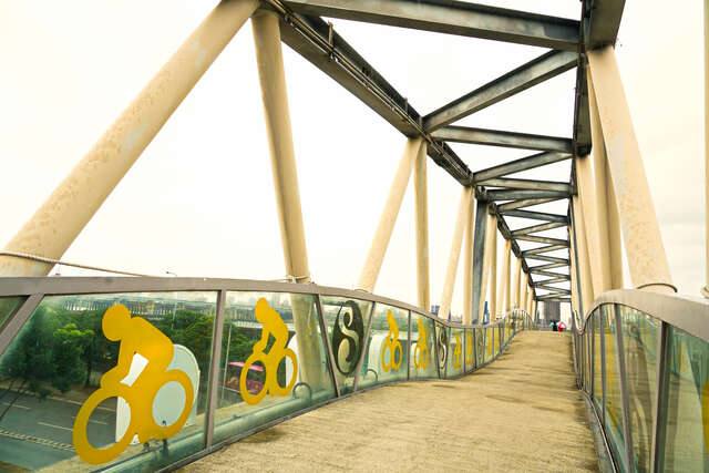 葫蘆國小跨堤人行陸橋
