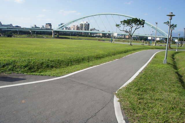 基隆河河濱自行車道(基隆河左右岸親水自行車道_攝影/許宜容)
