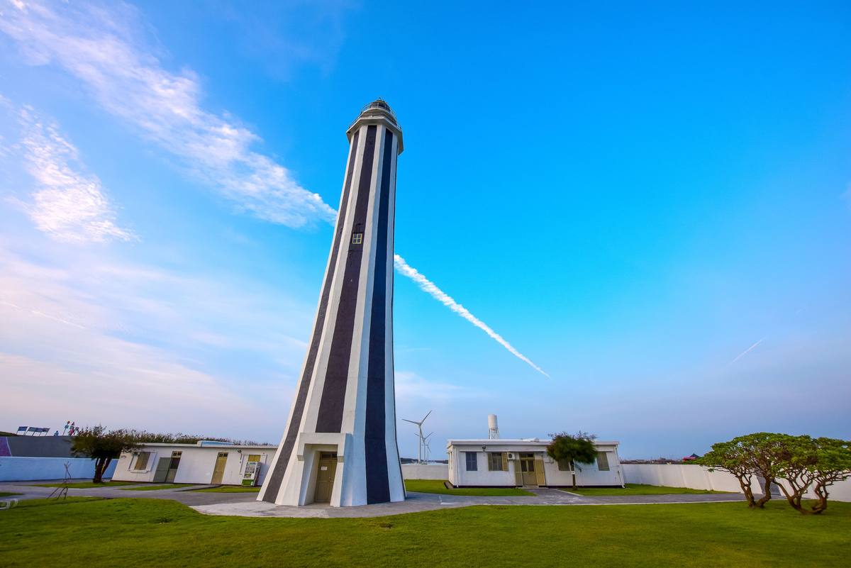 王功漁港(芳苑燈塔於民國67年1978建造,塔高37.4尺,燈高35.7公尺,塔身為八角形鋼筋混凝土造,塔身漆以黑白直條紋,裝設四等電燈,每10秒明5秒暗5秒,光力28000支燭光,相當於1000瓦的亮度。塔內有發電機房、倉庫、宿舍等設施,屬於交通部航管局管轄,是座國際燈塔。)