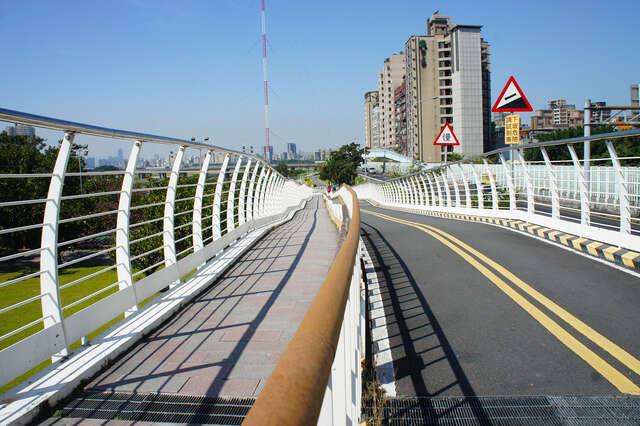 新店溪河濱自行車道(新店溪自行車道與古亭河濱公園_攝影/許宜容)