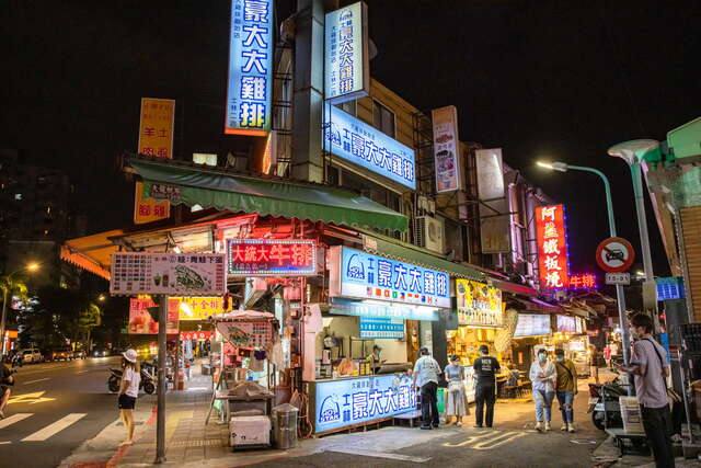 士林觀光夜市(夜市內各種特色美食招牌)