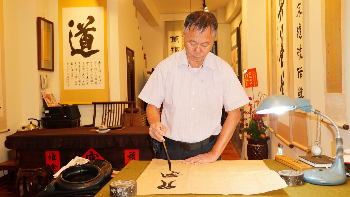 吳肇勳書法館(鹿港才子吳肇勳老師 字 敦本 號 玩毫散人,吳老師自述:書法載於文字之發展,是傳達思想與情感之東方情調,悠久且輝煌與人氣韻生動兼造型變化之視覺藝術的美與情感結合心靈與自然界之美,傳承數千年來的大漢子民投入於廣大無限無際的書法世界,表達書法是「藝」也是「道」,老師亦於2005榮獲總統府新春開筆社會組特優獎。)