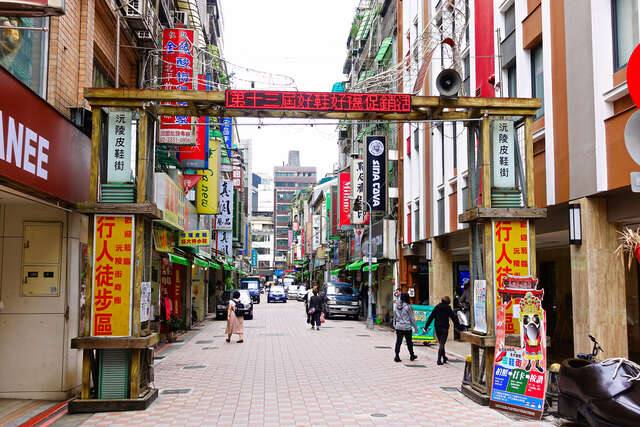 沅陵商店街_鞋子街(沅陵商店街-鞋子街-鞋子街正面照-攝影/劉佳雯)