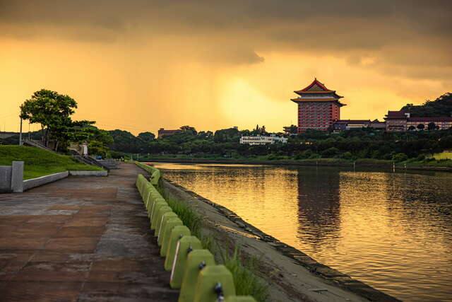 大佳河濱公園(站在河岸邊能看到不遠處的圓山大飯店)
