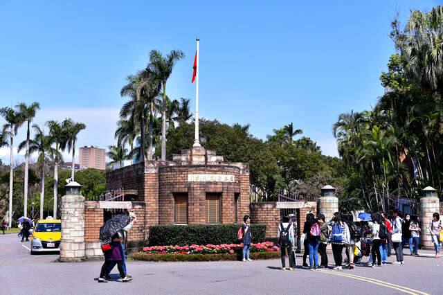 國立臺灣大學(臺灣大學入口一景_攝影/許宜容)