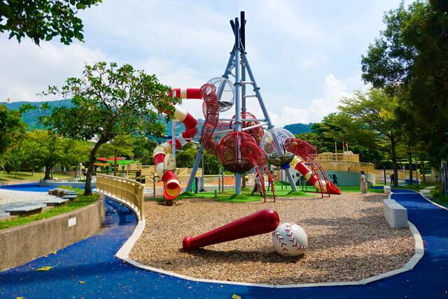 天母夢想樂園(天母運動公園-旋轉溜滑梯遠景_劉佳雯攝)