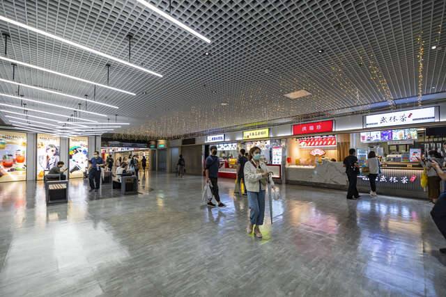 東區地下街(不同的燈飾、燈光讓地下街更顯得明亮(圖片來源:臺北市政府觀光傳播局))