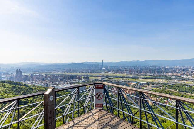 五指山系_劍潭山親山步道(老地方觀景平台可眺望到絕美的風景(圖片來源:臺北市政府觀光傳播局))
